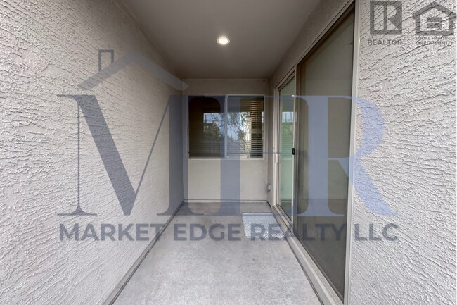 Building Photo - 3Bed/2.5Bath Townhouse at 7th St/Hatcher! Move-In Ready on 04/09/2026! -- NO HOA! ALL TILE FLOORING!