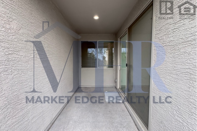 Building Photo - 3Bed/2.5Bath Townhouse at 7th St/Hatcher! Move-In Ready on 04/16/2026! -- NO HOA! ALL TILE FLOORING!