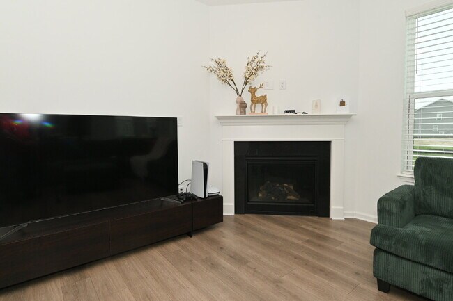 Building Photo - "Spacious 5-Bedroom Retreat with Luxurious Quartz Countertops & Fireplace on Deerberg Drive!"
