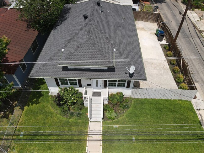 Building Photo - 2219 N Flores St