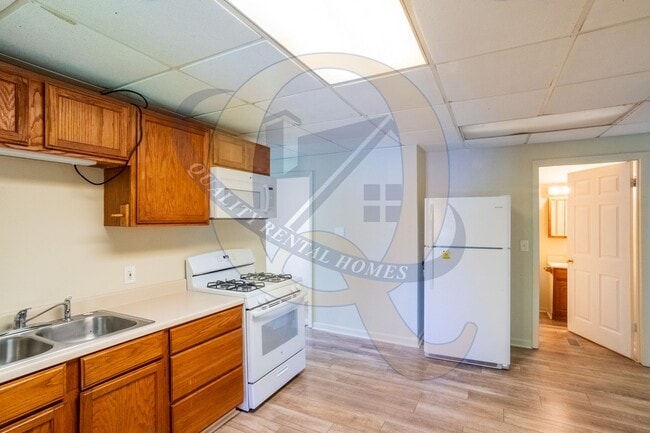 Building Photo - 2145 E McLean Ave