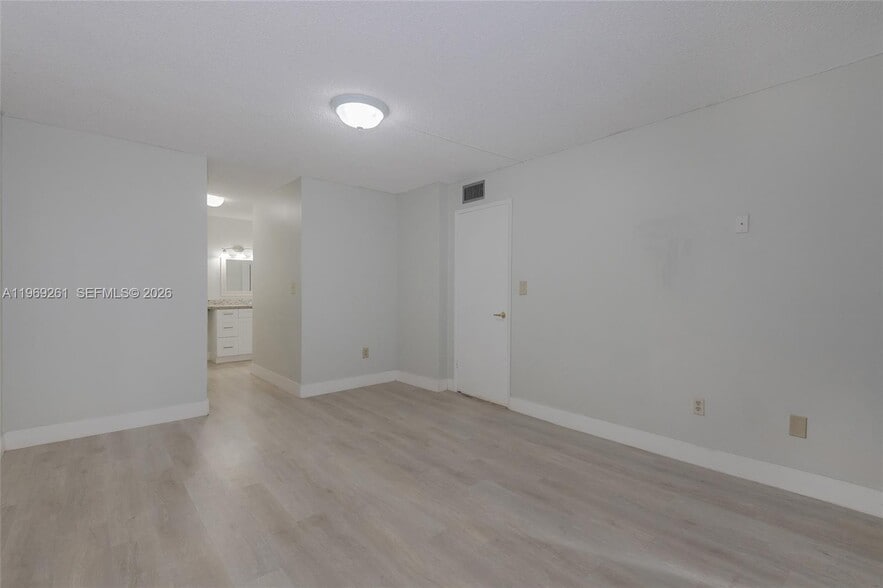 Building Photo - 9150 Fontainebleau Blvd