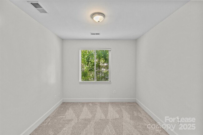 Building Photo - 420 Queens Rd