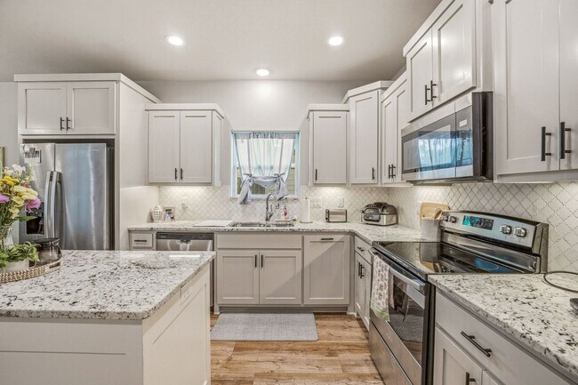 Building Photo - 191 Davis Ave