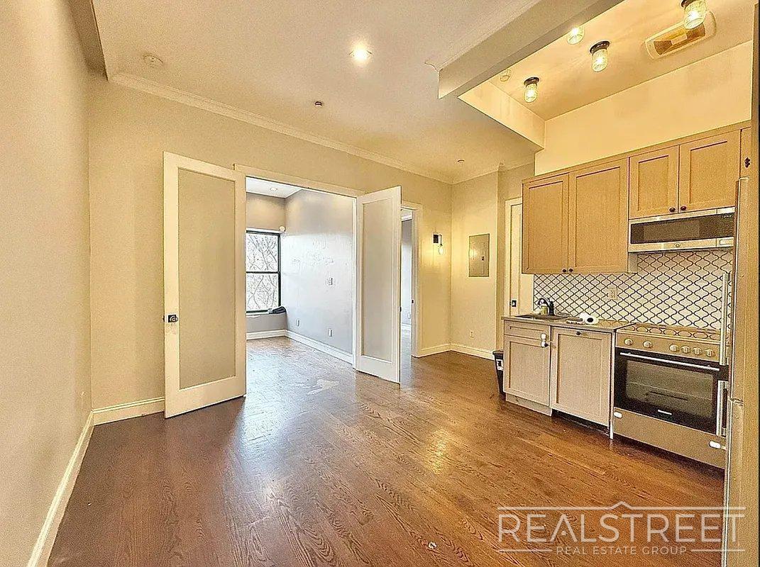 Building Photo - Myrtle Avenue