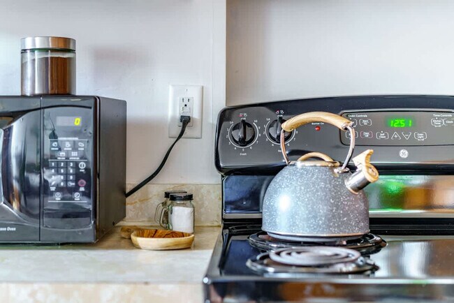 Building Photo - 1180 N High St