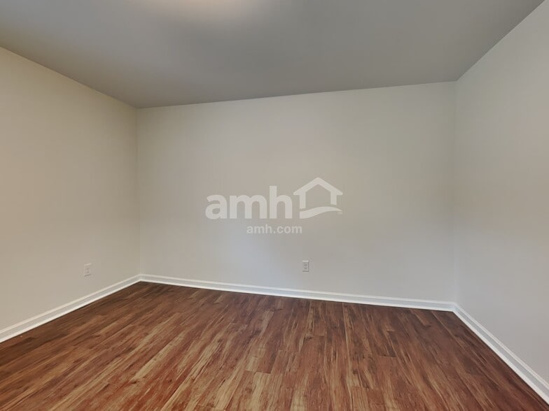 Building Photo - 236 Addlestone Cir