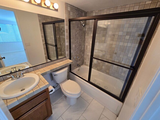 Building Photo - 2 Bed, 2.5 Bath Townhome in Pacific Beach