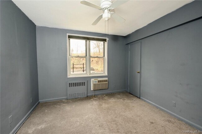 Building Photo - 5 Sadore Ln