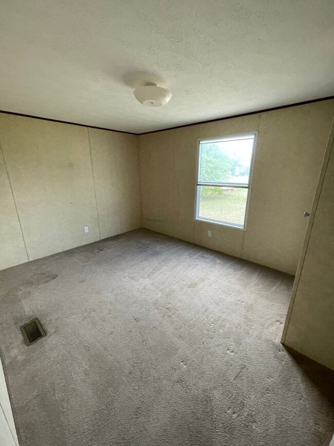 Building Photo - 2/1 single wide outside city limits