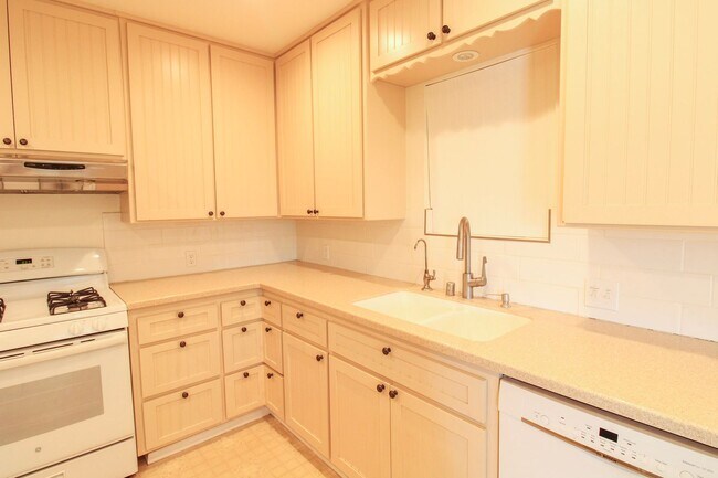 Building Photo - 3 Bedroom, 2 Bathroom Home w/ Large Backyard in Arroyo Grande