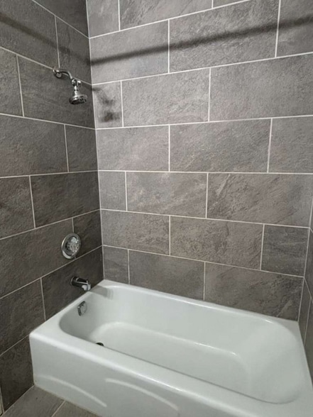 Building Photo - 16 E Old Willow Rd