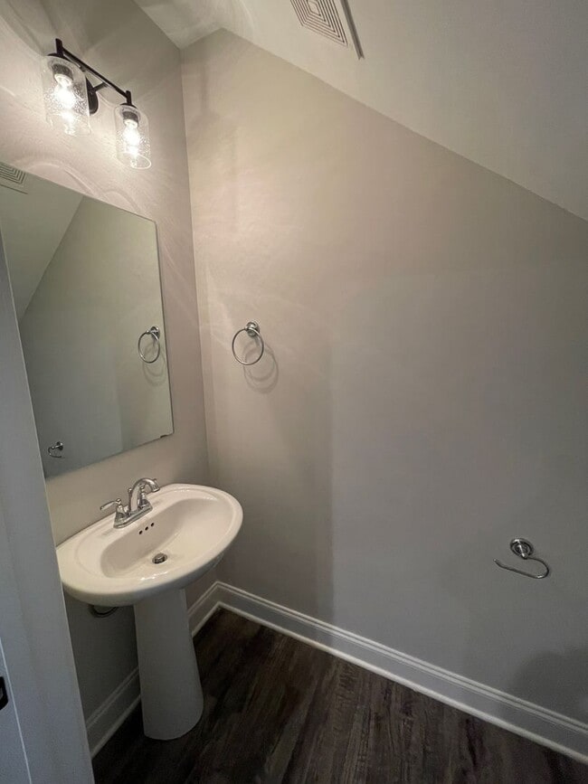 Building Photo - 2 Bed/2.5 Bath Townhome with Garage (Water/Sewer/Trash Included)