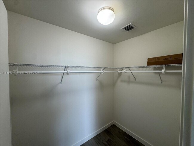 Building Photo - 999 SW 1st Ave