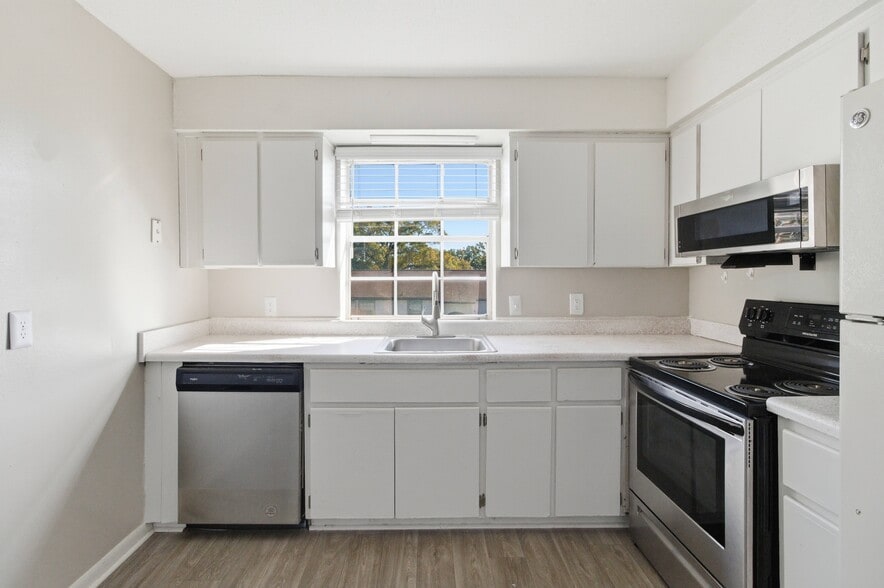 Building Photo - Reserve at Midtown