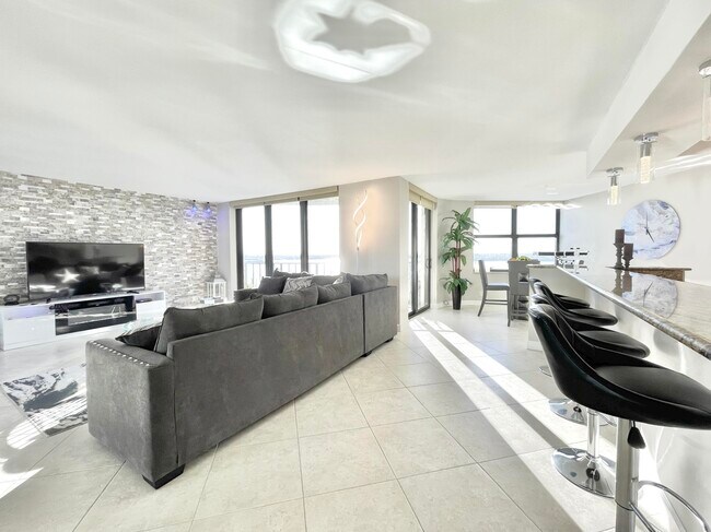 Building Photo - 5420 N Ocean Dr