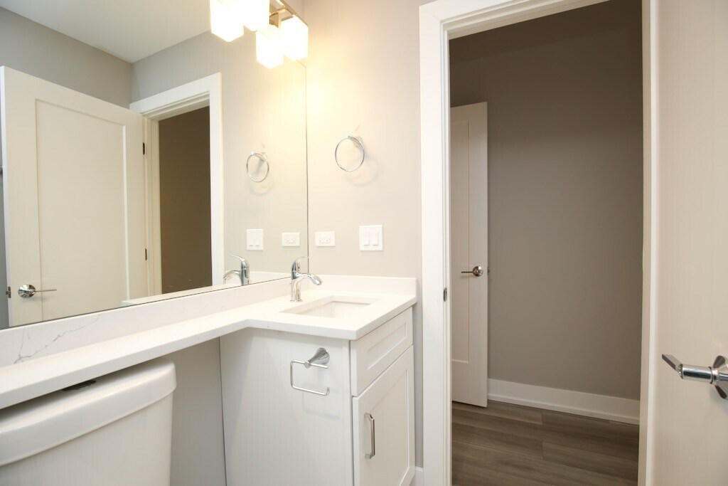 Building Photo - 3929 N Janssen Ave