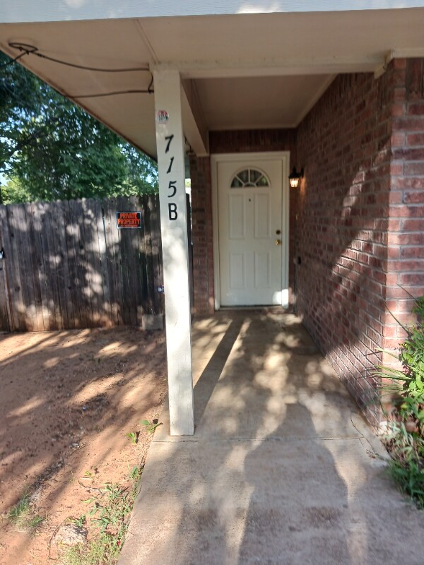 Building Photo - 715 N Pecan St