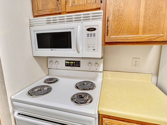 Building Photo - Easy Living Starts Here | 2 Bedroom Lakeside Condo
