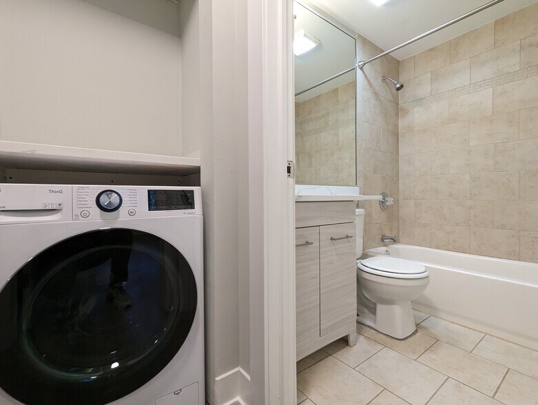 Building Photo - 456 W Barry Ave