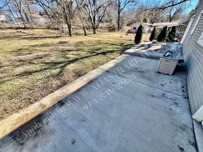 Building Photo - ADORABLE and CLEAN home in KCK-Available N...
