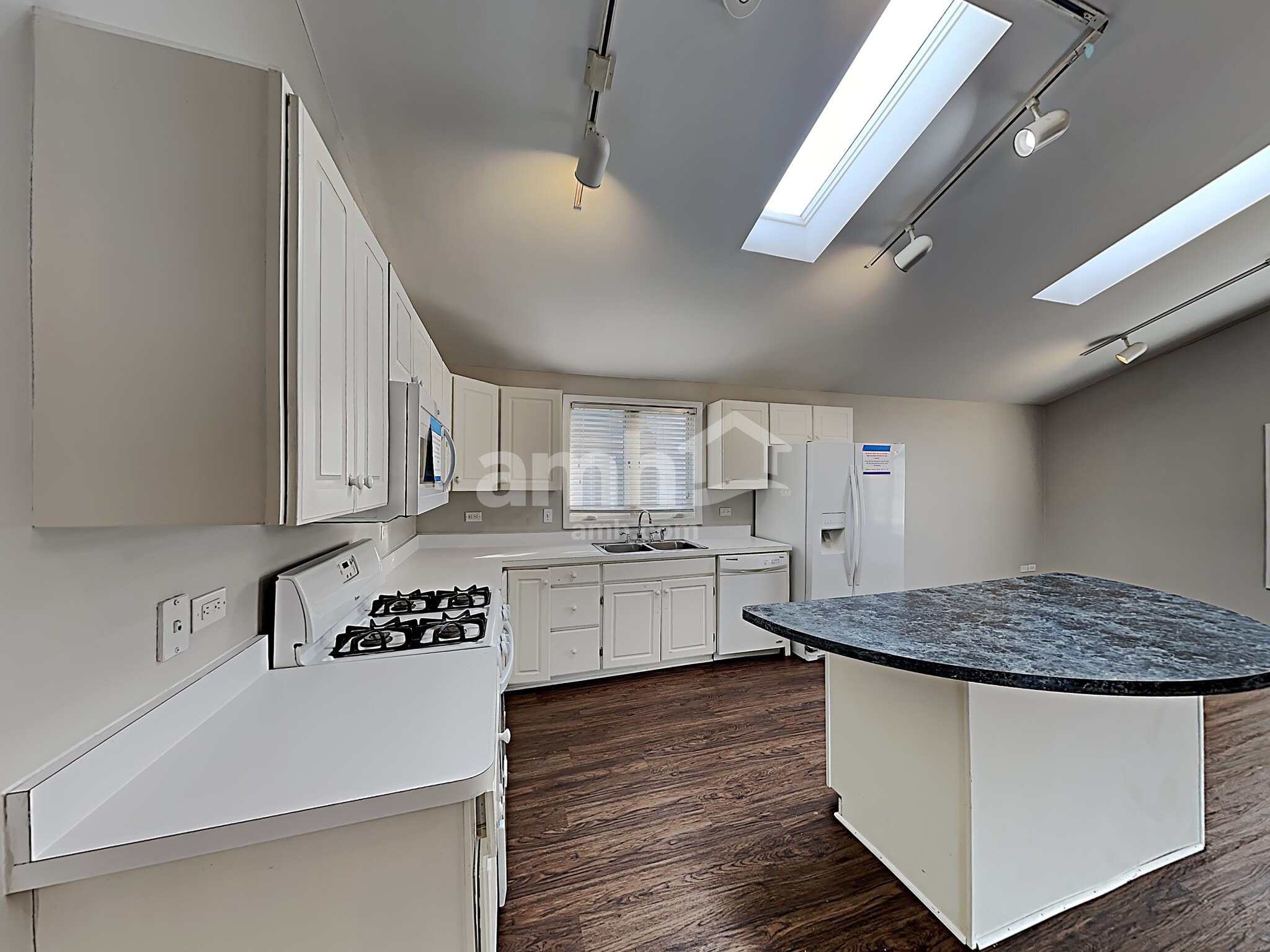 Building Photo - 121 Valleywood Dr