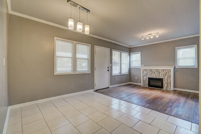 Building Photo - Stylish 1-Bedroom Gem Near Midtown & Plaza...