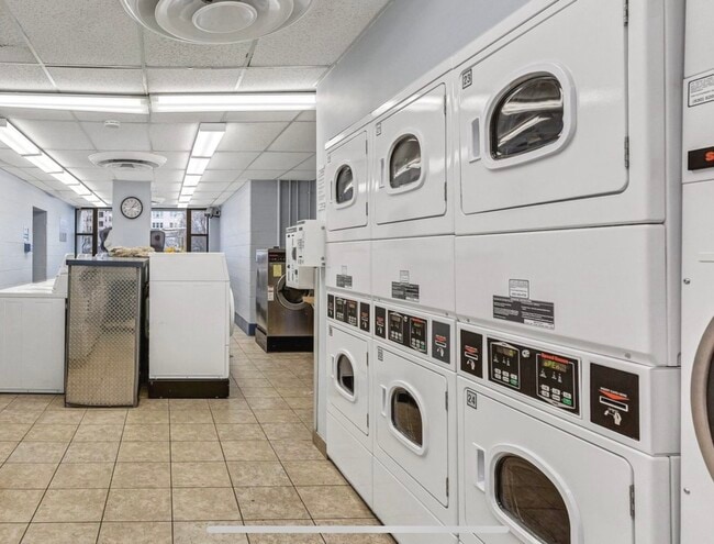 Building Photo - 5455 N Sheridan Rd