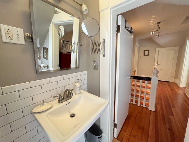 Building Photo - Beautiful East Rock Single Family House