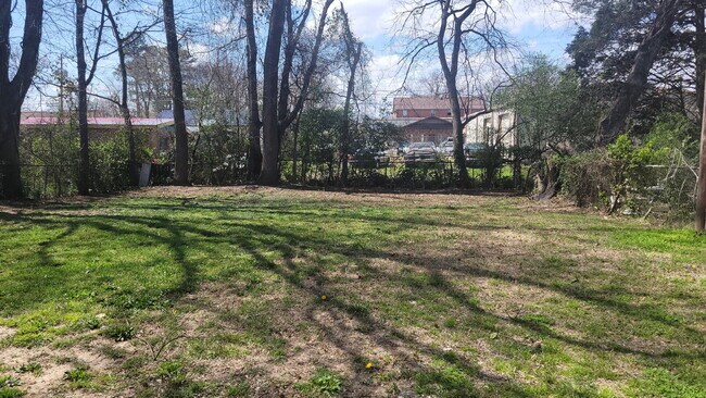 Building Photo - $400 off one month.  Call for details "Cha...