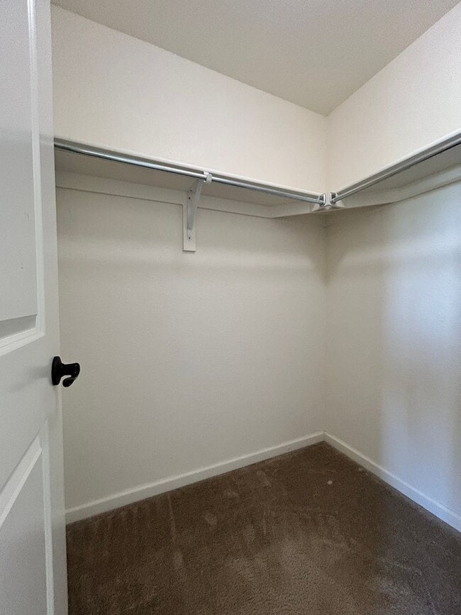 Building Photo - Spacious 5-Bedroom House with Large Fenced Yard