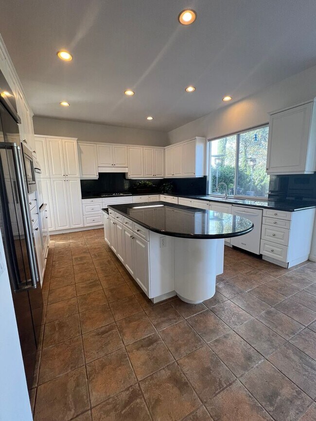 Building Photo - Luxury En Suite Living & Panoramic Views