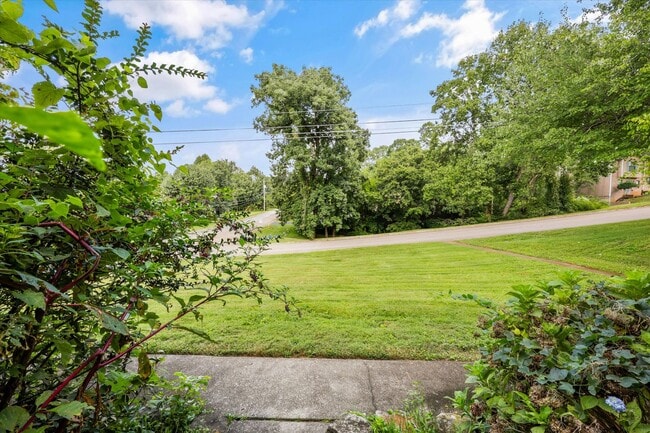 Building Photo - 621 Idlewood Ln
