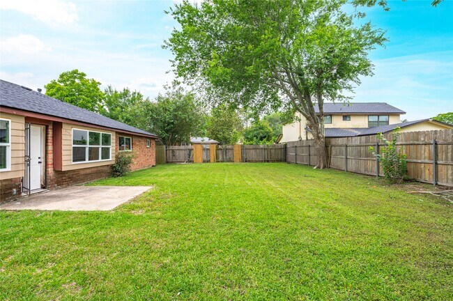 Building Photo - 15050 Blueridge Rd