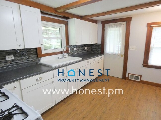 Building Photo - 523 Memorial Dr