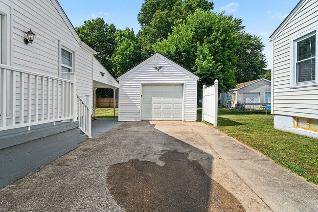 Building Photo - 102 E Home Ave