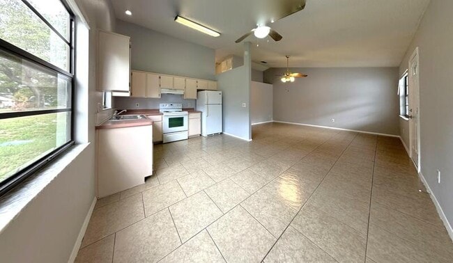 Building Photo - 1159 E Rohe St