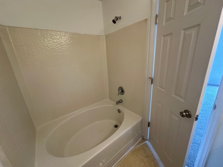 Building Photo - 40 Belhaven Dr