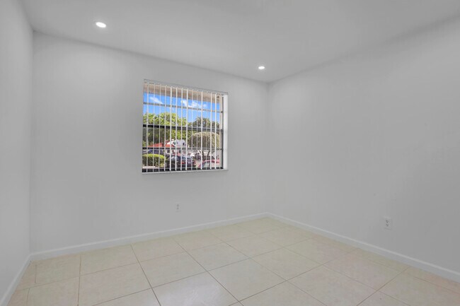 Building Photo - 315 NW 36th Ave
