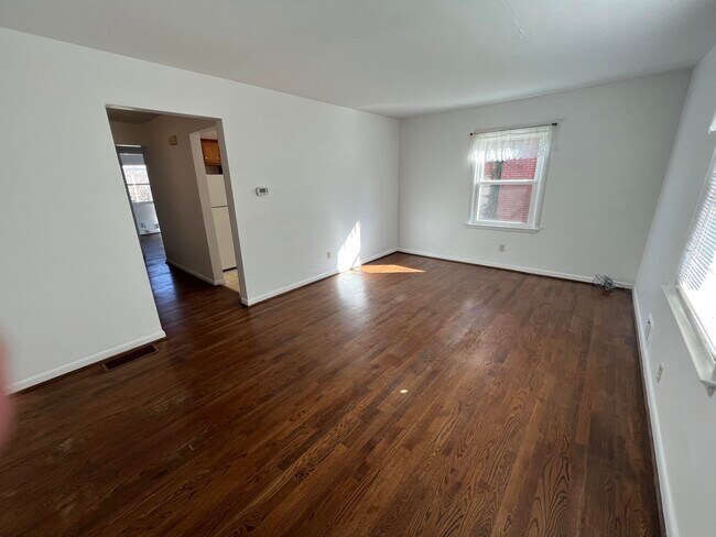 Building Photo - 1705 Carolyn Dr