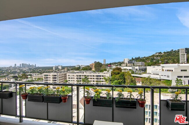 Building Photo - 1155 N La Cienega Blvd