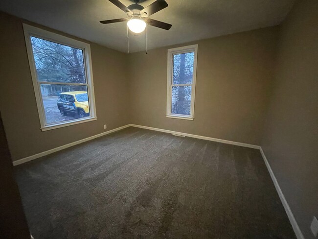 Building Photo - Recently Remodeled 3 bedroom 2 full bathro...