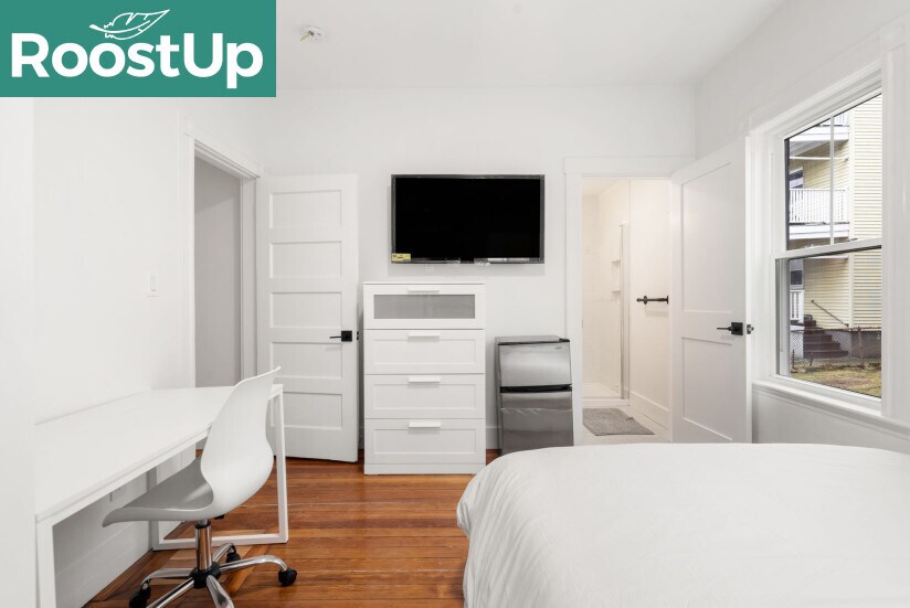 Building Photo - Furnished Bedroom with Private Ensuite Bat...