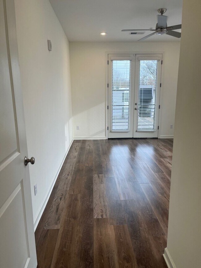 Building Photo - Gorgeous Flat in Overton Square