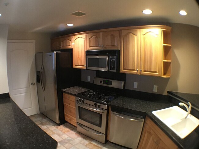 Building Photo - Great 2 bedroom condo on 2nd story!