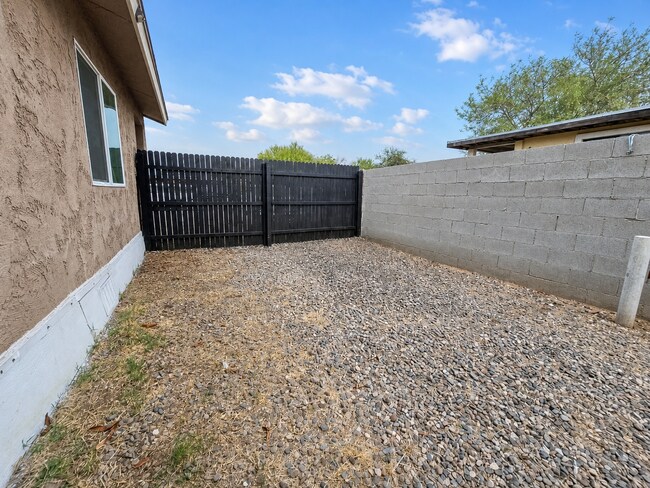 Building Photo - 5208 S 11th Ave