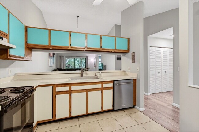 Building Photo - 460 Hardwood Pl