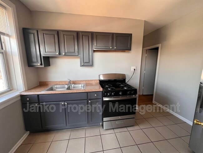 Building Photo - 3725 W Grand Ave