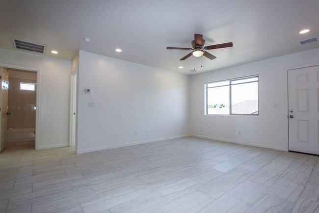 Building Photo - 1251 Barzona Ave