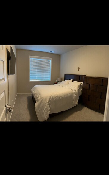 Downstairs bedroom - 12701 192nd Pl E